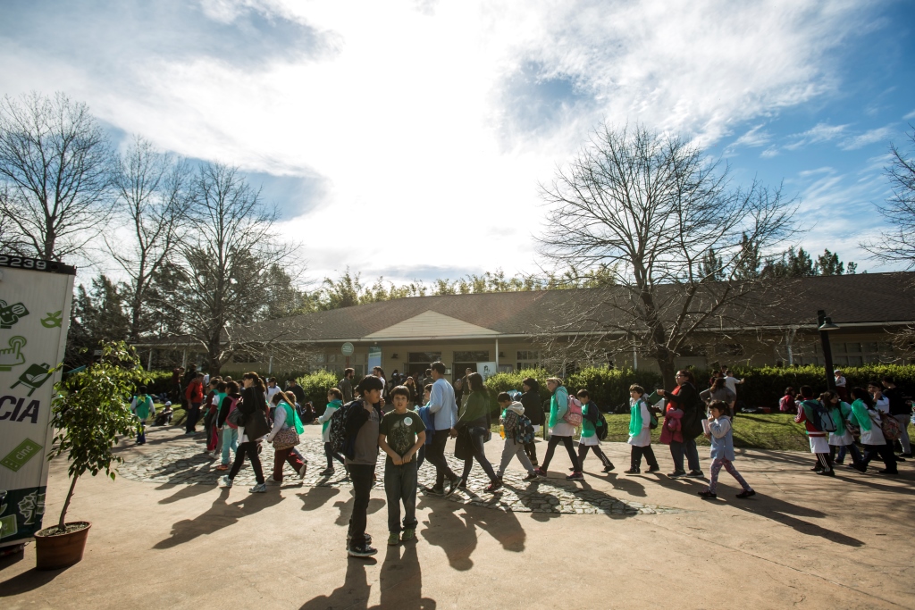 Grupo de Estudiantes caminando por el parque